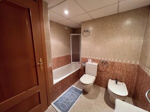 Combined shower/bathtub, hair dryer, bidet, towels - in the fishing village, FACING THE SEA, air-conditioned apartment   (L'AMETLLA DE MAR (Tarragone) Espagne)