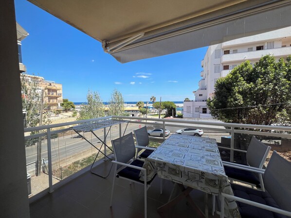 Outdoor dining - in the fishing village, FACING THE SEA, air-conditioned apartment   (L'AMETLLA DE MAR (Tarragone) Espagne)