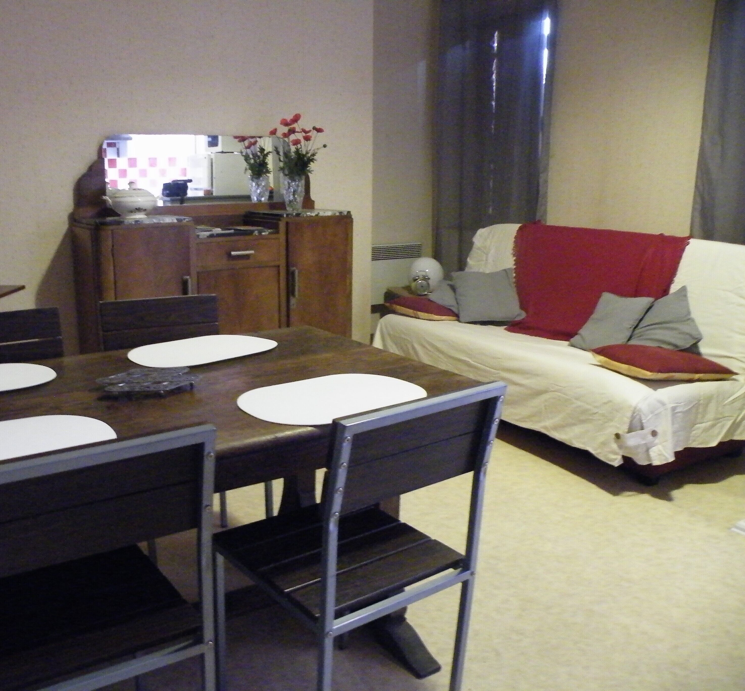 Een open haard en boeken