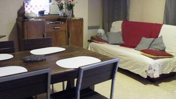 Een open haard en boeken