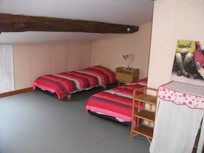 2 chambres, fer et planche à repasser, Wi-Fi gratuit, draps fournis