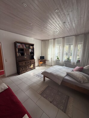 2 bedrooms, iron/ironing board, travel cot, WiFi - Idyllic vacation home with terrace under old oak trees (Bomlitz)