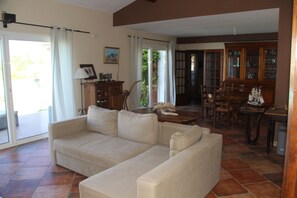 TV, fireplace, DVD player - quiet villa full sun with private pool (Saint-Geniès-De-Fontedit)
