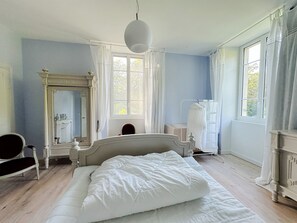 5 bedrooms, iron/ironing board, free WiFi, bed sheets