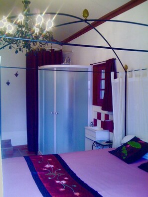 4 عدّة غرف نوم ومكواة/لوح كي وواي فاي وملاءات أسرّة