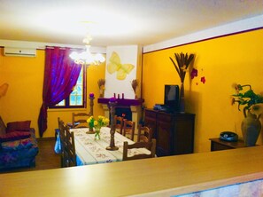 Dining - Country house with pool and jacuzzi. Free WIFI. (Montaren-Et-Saint-Médiers)