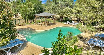Country house with pool and jacuzzi. Free WIFI.