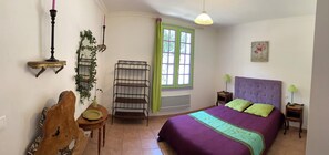4 bedrooms, iron/ironing board, WiFi, bed sheets - Country house with pool and jacuzzi. Free WIFI. (Montaren-Et-Saint-Médiers)