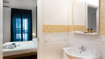 Shower, free toiletries, hair dryer, bidet