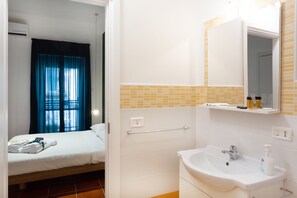 Ducha, artículos de higiene personal gratuitos, secador de pelo y bidé