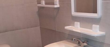 Shower, bidet, towels, toilet paper