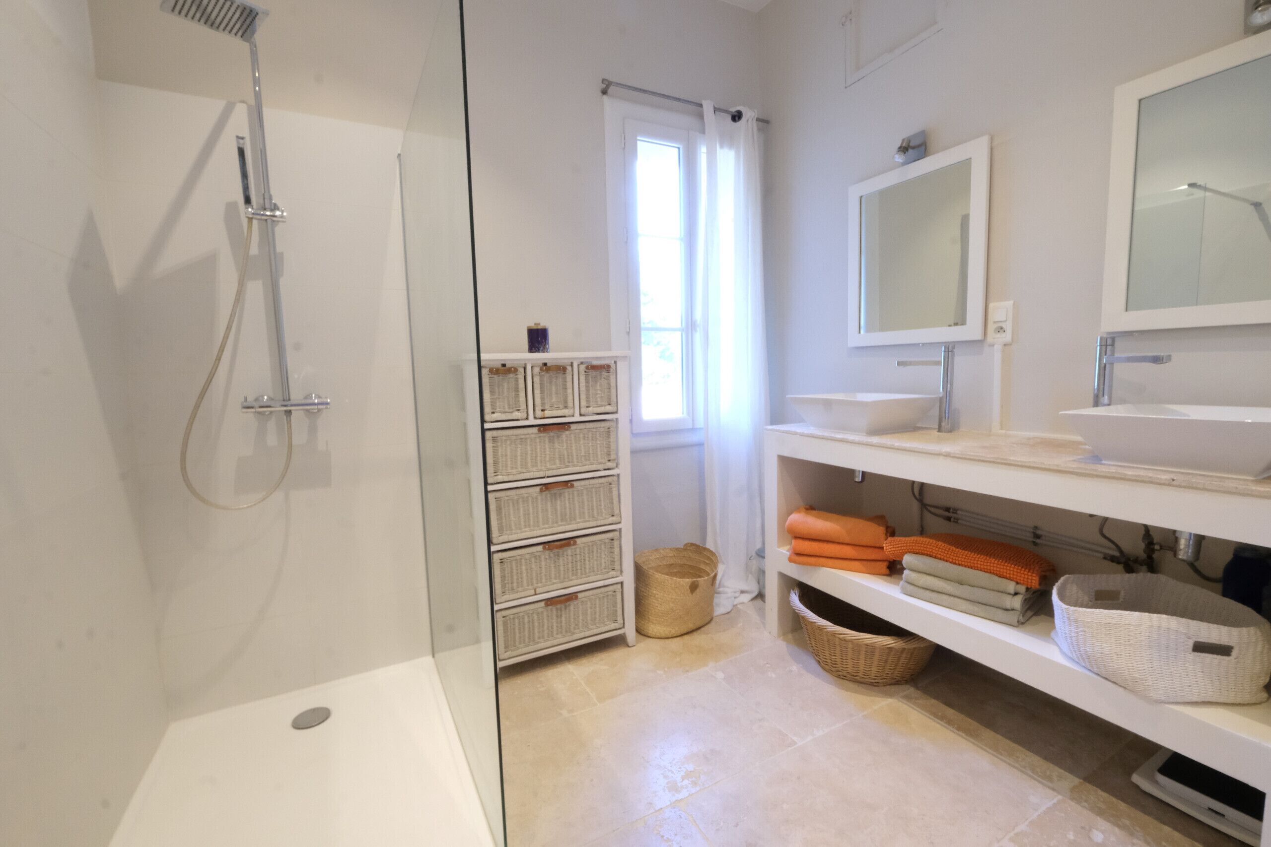 Douche, sèche-cheveux, serviettes fournies