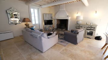 Télévision, cheminée