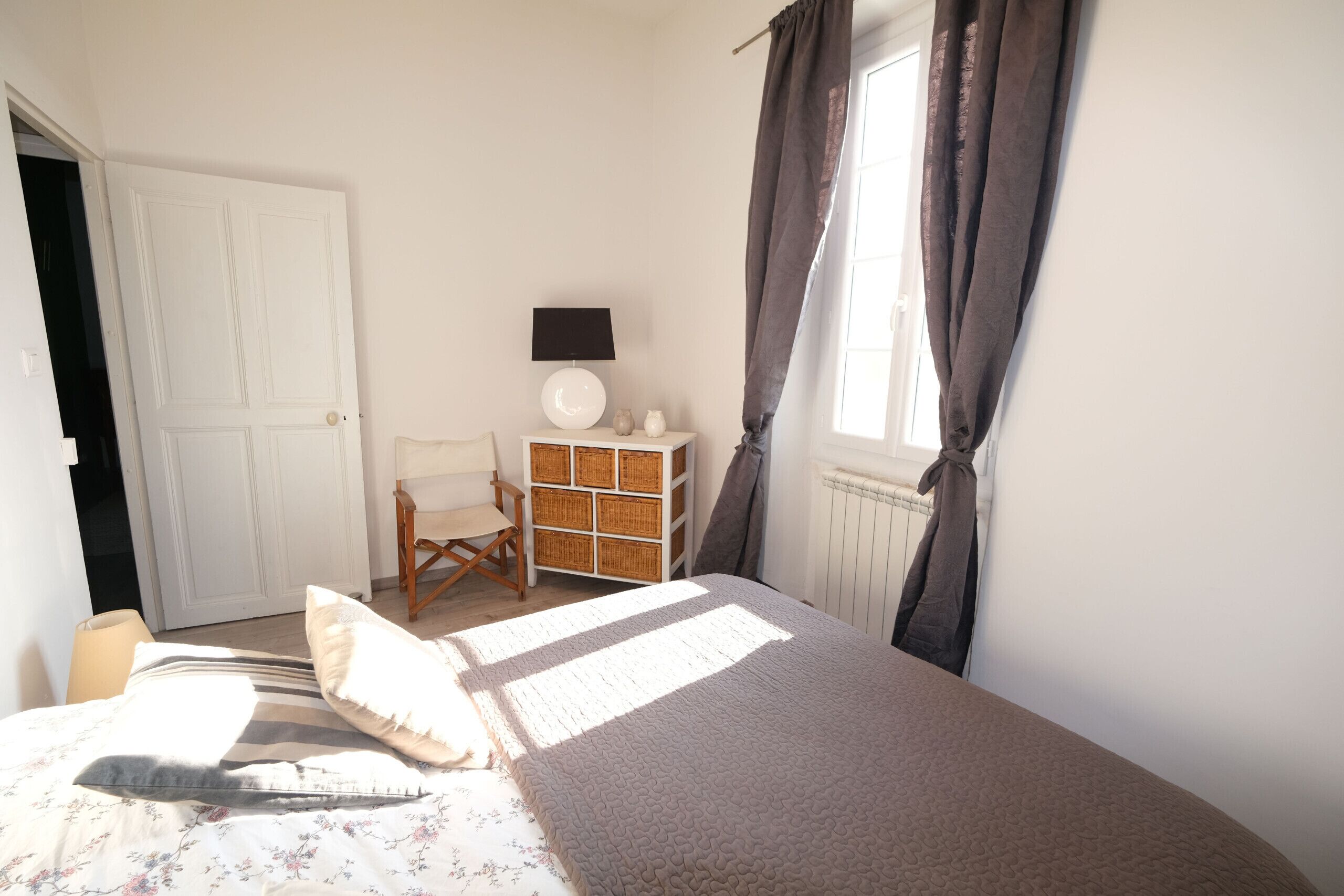 4 bedrooms, iron/ironing board, WiFi (free), bed sheets