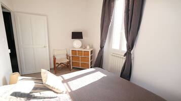 4 bedrooms, iron/ironing board, WiFi (free), bed sheets