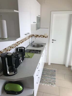 Réfrigérateur, surface de cuisson, cafetière-théière