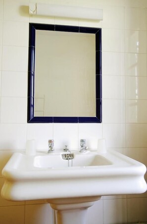 Bathtub, towels - Gîte Le Chardonnay, Béziers near Canal du Midi with swimming pool (Béziers)