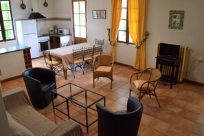 TV, DVD player, stereo - Gîte Le Chardonnay, Béziers near Canal du Midi with swimming pool (Béziers)