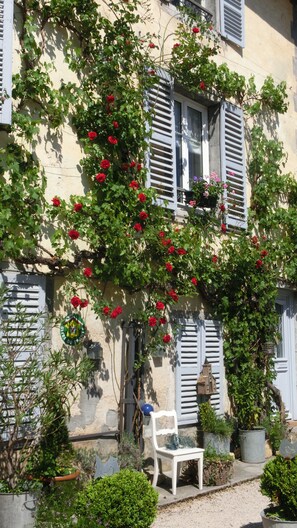 Exterior - Vacation apartment in 18th century house , nearby Ornans, aside the river (Vuillafans)