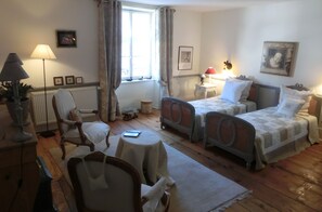 2 bedrooms, desk, iron/ironing board, travel crib - Vacation apartment in 18th century house , nearby Ornans, aside the river (Vuillafans)