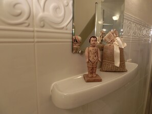 Chuveiro, secador de cabelo, toalhas de banho, sabonete