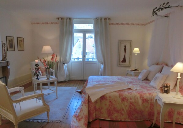 2 chambres, bureau, fer et planche à repasser, lit parapluie