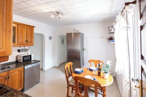 Geladeira, micro-ondas, cooktop, cafeteira/chaleira