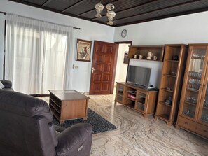 Televisión, reproductor de DVD y libros 