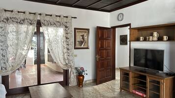 Een televisie, een dvd-speler en boeken