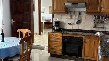 Een koelkast, een magnetron, een kookplaat