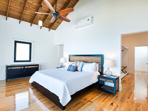 3 habitaciones, tabla de planchar con plancha y cuna de viaje 