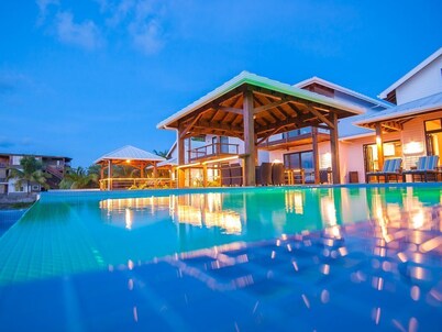 Luxury Villa directly on the water/Private Infinity Pool/Sunset Views/West End