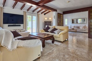 TV, fireplace, stereo - Beautiful villa with pool and garden,a/c, quiet location, beach 200 mt (Cala Serena)