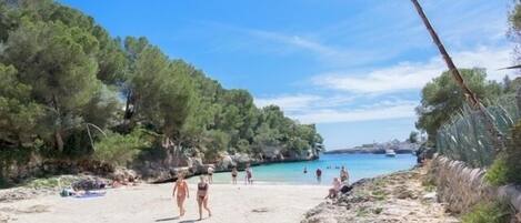 Vlak bij het strand, ligstoelen aan het strand