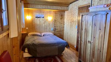 4 bedrooms, iron/ironing board, WiFi
