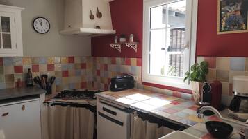 Coffee/tea maker, fridge, oven, stovetop