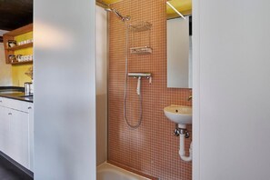 Chuveiro, toalhas de banho