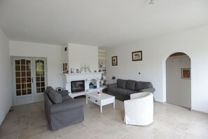 Smart TV, fireplace, DVD player, books