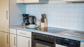 Kaffetrakter/tekoker, kjøleskap, kokeplater og oppvaskmaskin