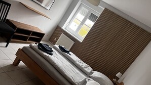 2 soverom, skrivebord, reiseseng for barn og wi-fi (inkludert)