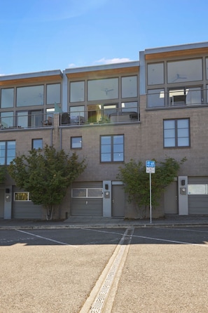 Exterior - River Views! Contemporary Condo Centrally Located Walk To Restaurants/Breweries (Hood River)