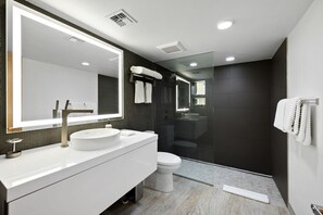 Shower - River Views! Contemporary Condo Centrally Located Walk To Restaurants/Breweries (Hood River)