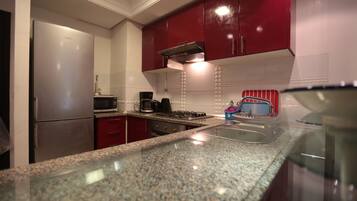 Frigorifero, microonde, forno, piano cottura