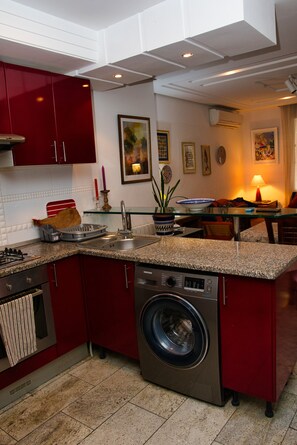 Réfrigérateur, four à micro-ondes, un four, surface de cuisson