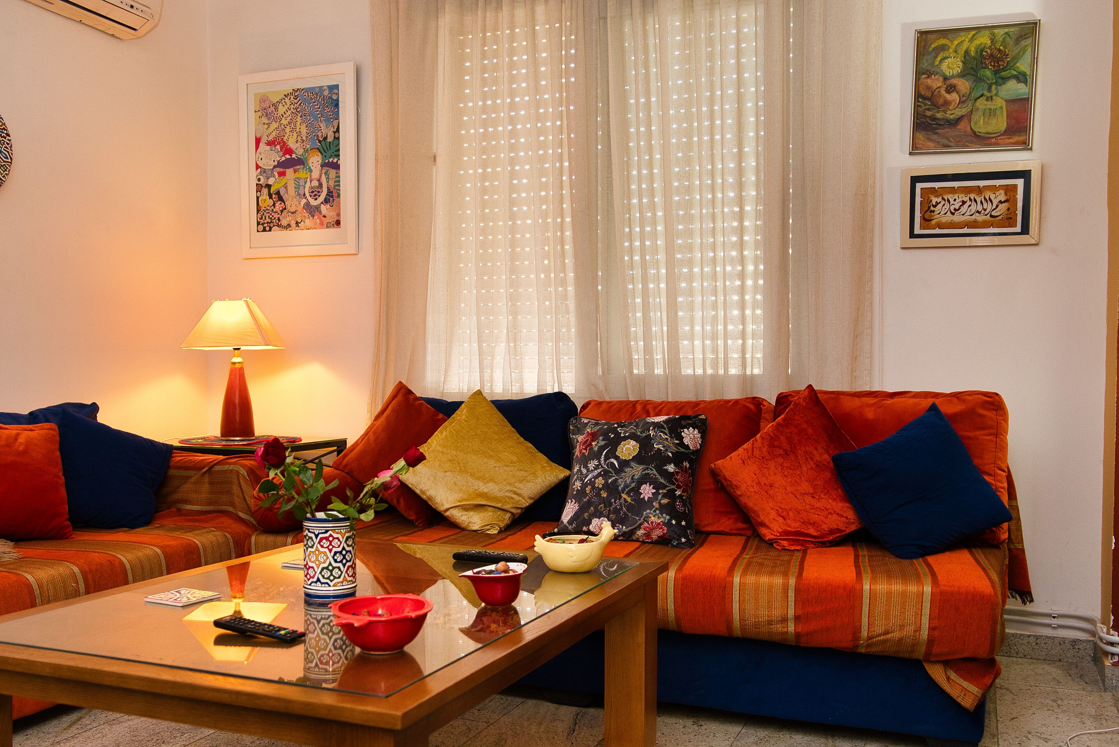 Een smart-tv, boeken, een filmbibliotheek en een stereo