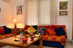 Téléviseur connecté, livres, sélection de films, chaîne audio