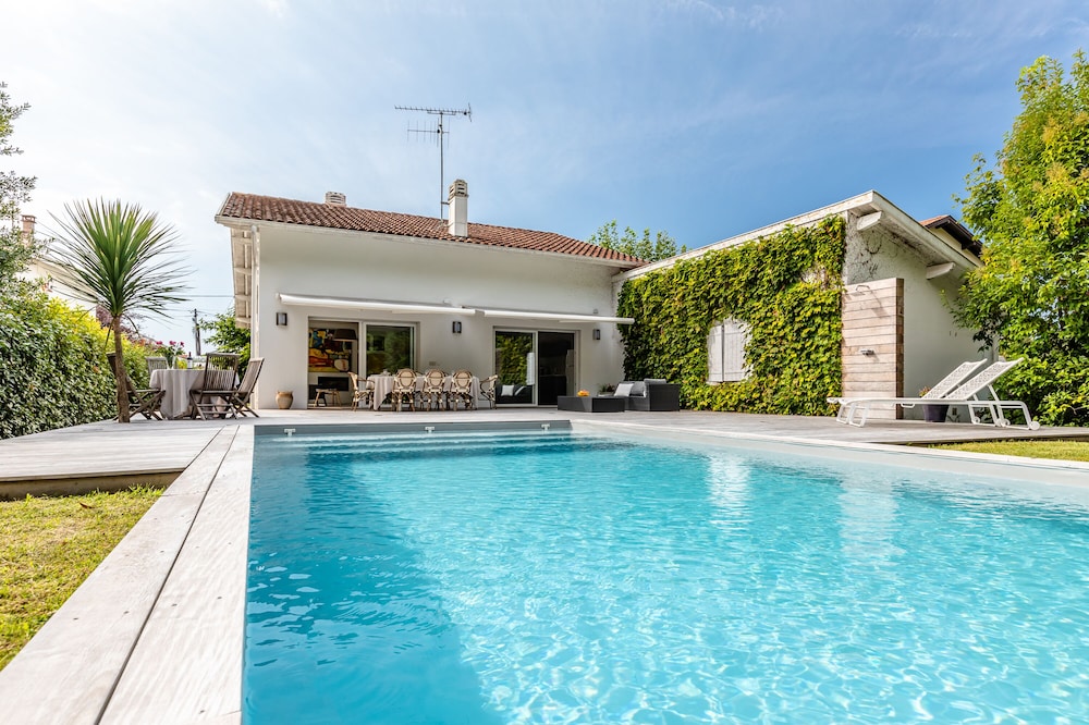 Beautiful contemporary house with heated swimming pool of 8m x 4m