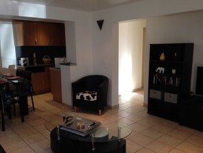 Fernseher, DVD-Player, Bücher