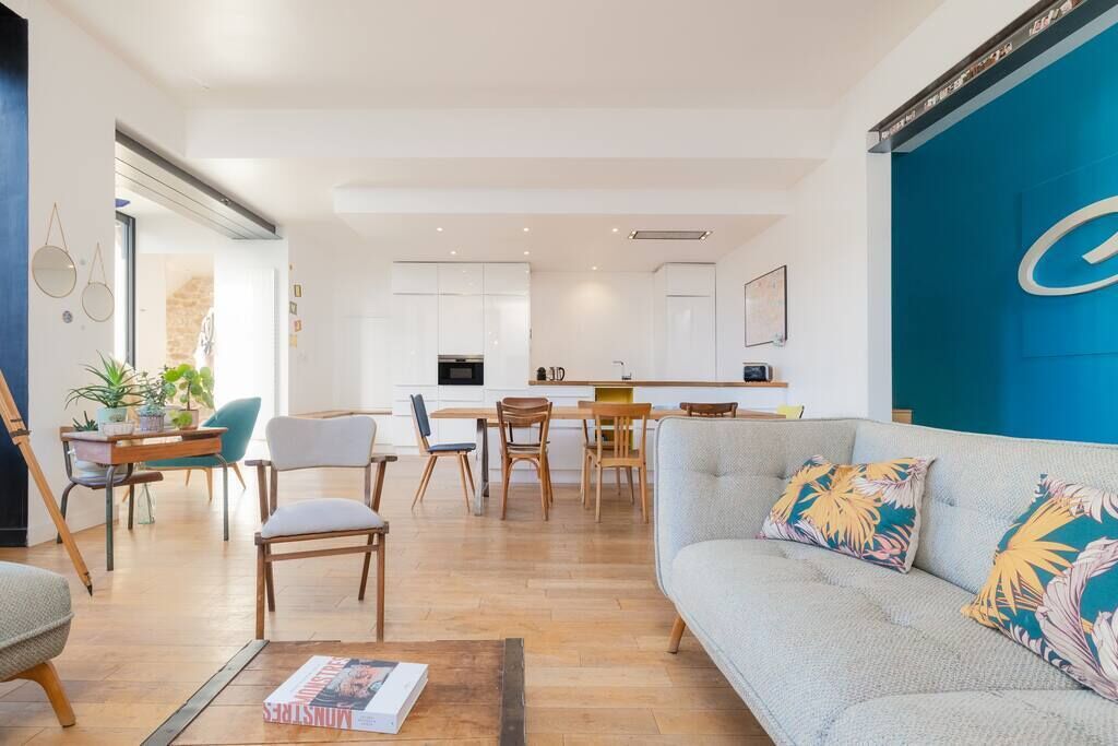 Télévision, cheminée, baby-foot, table de tennis de table