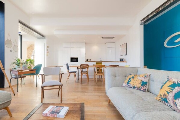 Televisión, chimenea, futbolito y tenis de mesa 